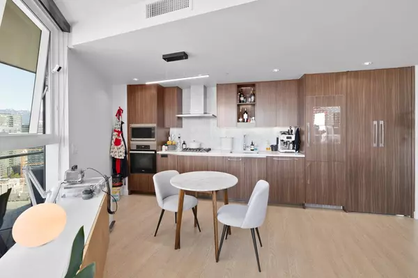 Vancouver, BC V6Z 0E7,89 Nelson ST #2705