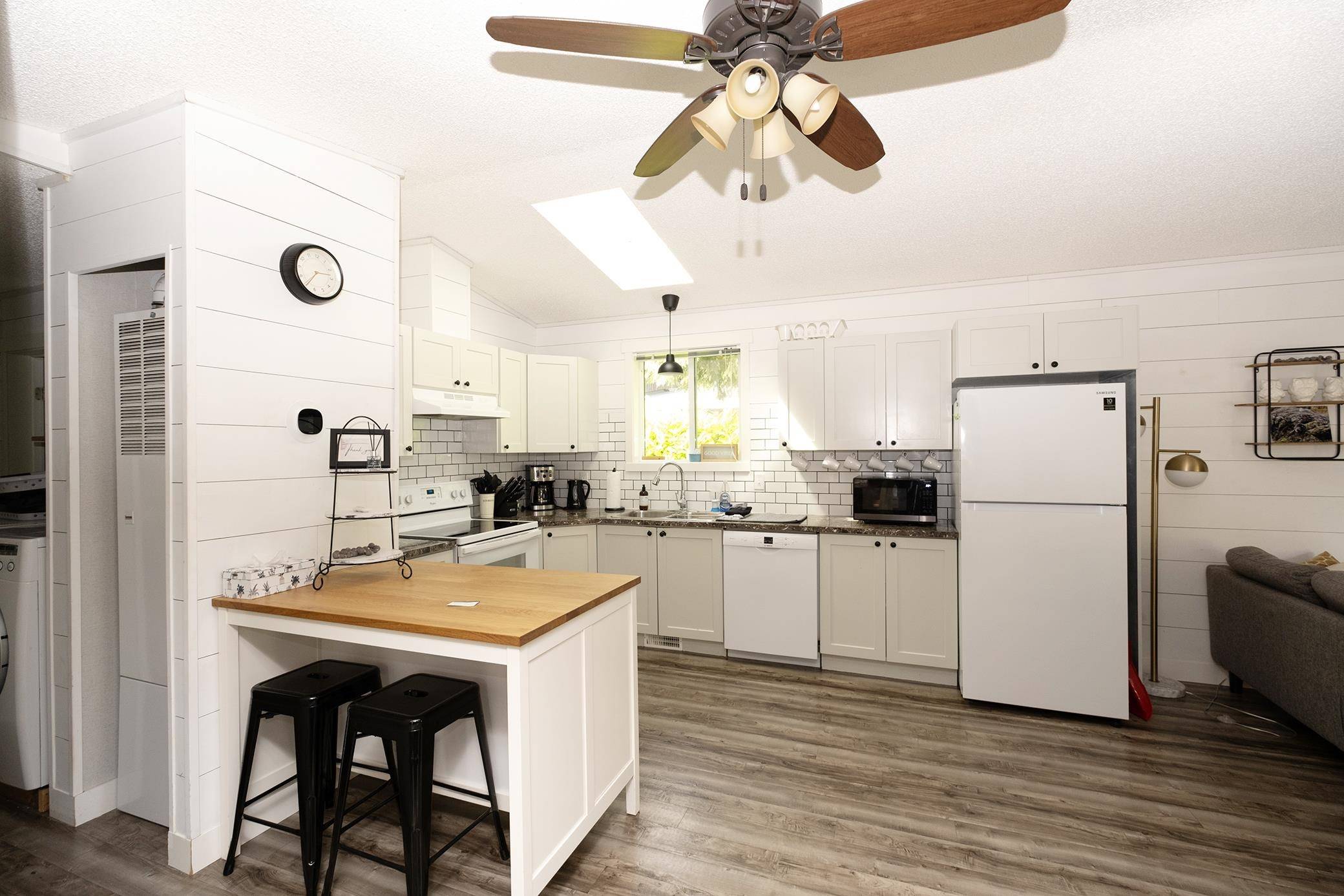 Sechelt, BC V7Z 0N3,5611 Wakefield RD