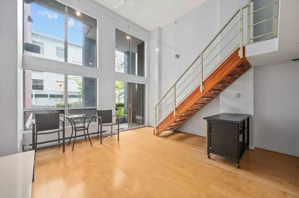 Vancouver, BC V6B 6L6,933 Seymour ST #202