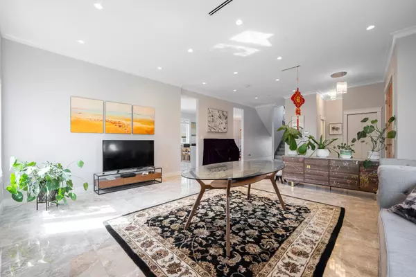 Burnaby, BC V5E 1S9,6960 Bryant CT