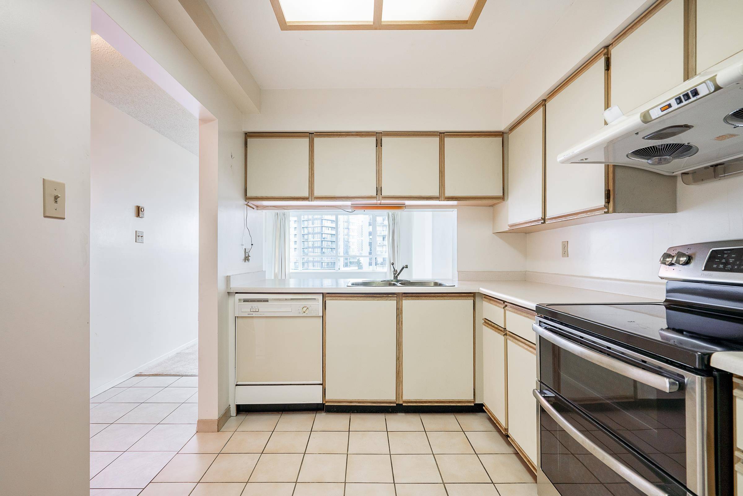 Burnaby, BC V5H 4J3,6070 Mcmurray AVE #905