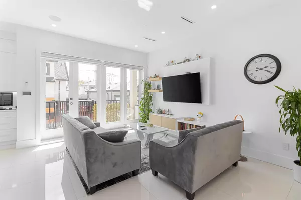 Vancouver, BC V5W 1J3,886 E 38th AVE