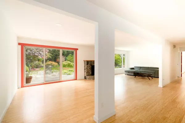 Roberts Creek, BC V0N 2W2,1170 Flume RD