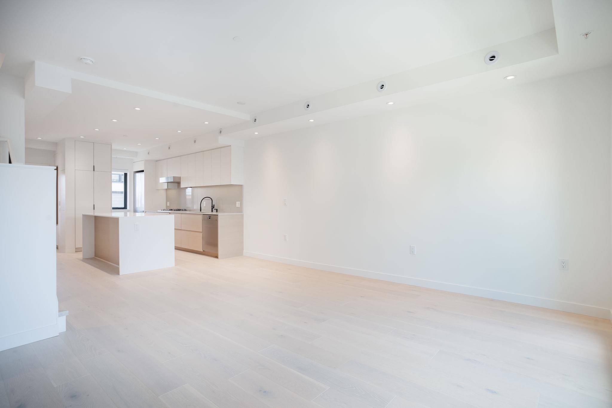 Vancouver, BC V5Z 2H1,586 W 28th AVE