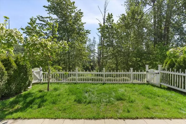 Ladner, BC V4K 0C9,5551 Admiral WAY #41