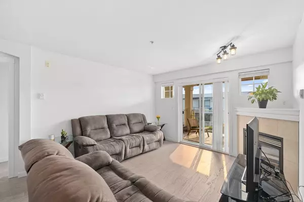 White Rock, BC V4B 1E1,15621 Marine DR #211