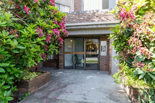 North Vancouver, BC V7L 2R3,206 E 15th ST #107