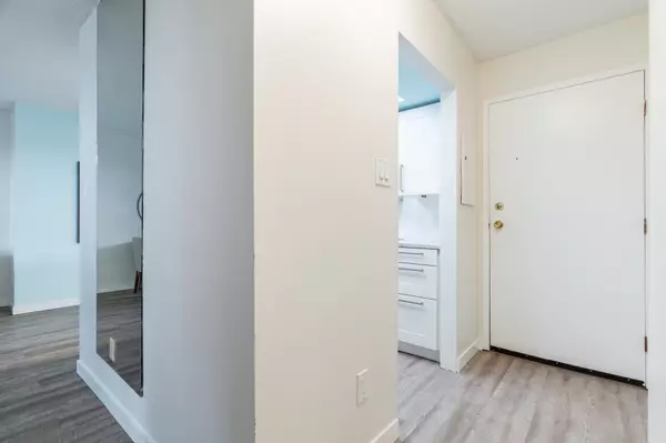 North Vancouver, BC V7L 2R3,206 E 15th ST #107