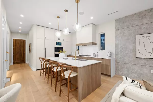 North Vancouver, BC V7R 2K3,1033 Canyon BLVD