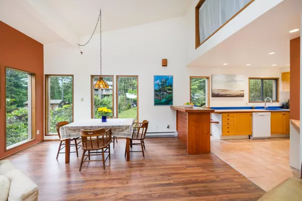 Bowen Island, BC V0N 1G2,564 Cowan RD