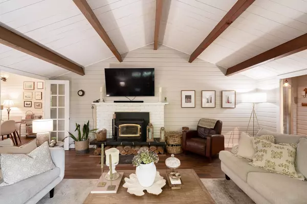 Bowen Island, BC V0N 1G2,1565 Whitesails DR