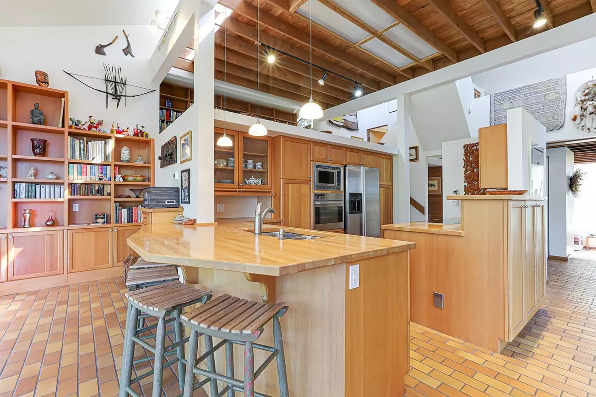 Lions Bay, BC V0N 2E0,325 Oceanview RD