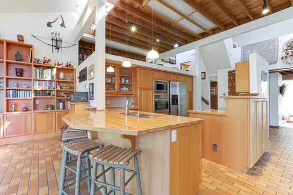 325 Oceanview RD, Lions Bay, BC V0N 2E0