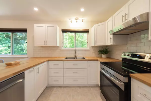 Sechelt, BC V0N 3A0,5711 Trail AVE