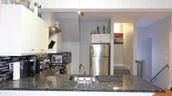 Maple Ridge, BC V2X 3H3,12016 York ST #2