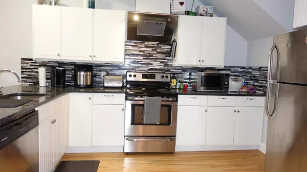 Maple Ridge, BC V2X 3H3,12016 York ST #2