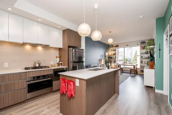 Coquitlam, BC V3J 0H8,516 Foster AVE #310