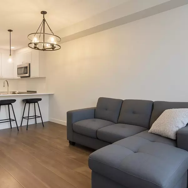 Surrey, BC V3T 0R7,11077 Ravine RD #325