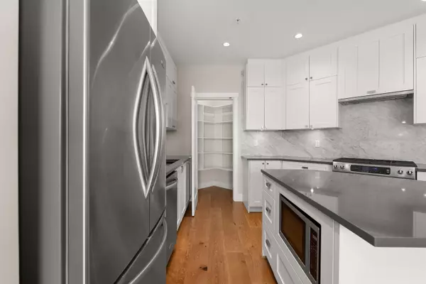 White Rock, BC V4B 2J6,14855 Thrift AVE #214