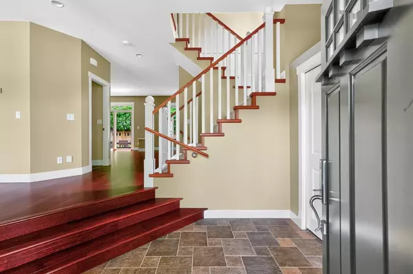 Surrey, BC V4P 0C2,14208 36a AVE