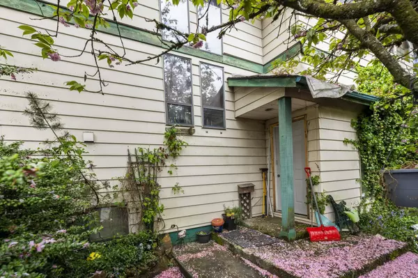 New Westminster, BC V3L 4K9,451 E Eighth AVE