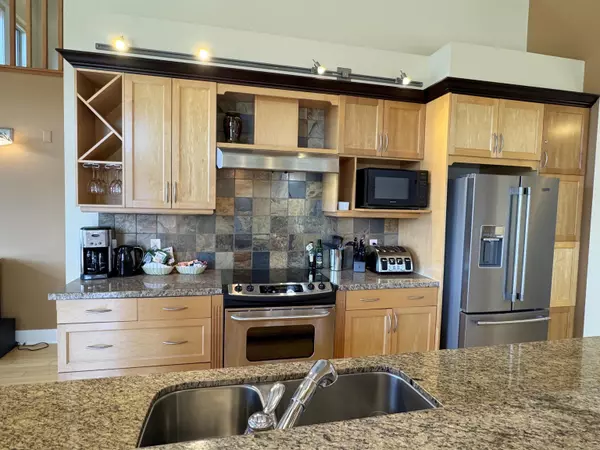 Madeira Park, BC V0N 2H0,12849 Lagoon RD #4C