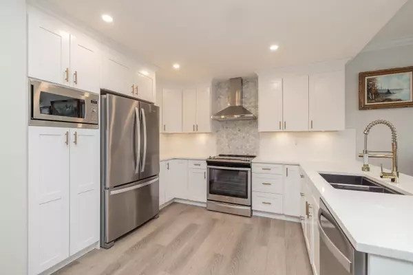 Surrey, BC V4A 9T5,1785 Martin DR #411