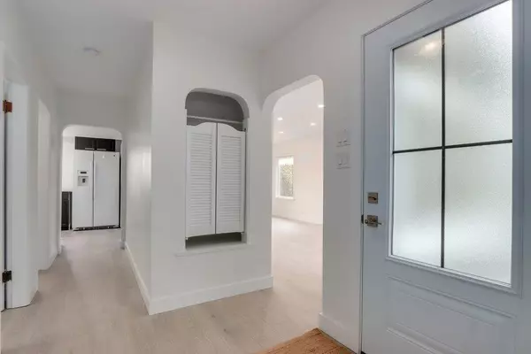 North Vancouver, BC V7N 2M9,181 W Windsor RD