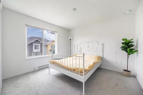 Ladner, BC V4K 0C4,5550 Admiral WAY #139