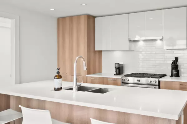 New Westminster, BC V3L 0J9,258 Nelson's CT #709