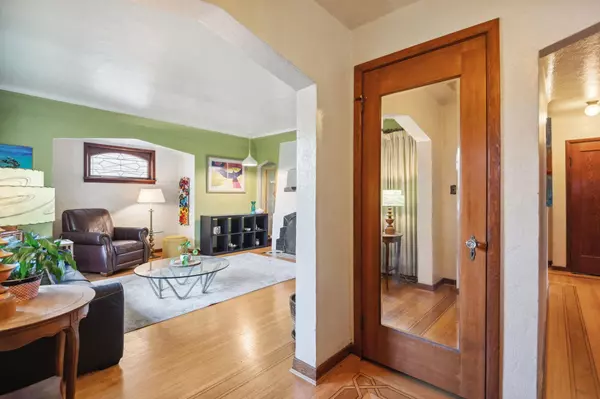 New Westminster, BC V3M 2V8,1216 Edinburgh ST