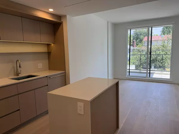 Vancouver, BC V5Z 2Z7,5212 Cambie ST #205
