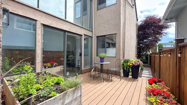 North Vancouver, BC V7L 2E1,226 E 10 ST #1