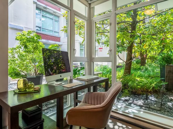 Vancouver, BC V6K 0B2,2268 W Broadway ST #323