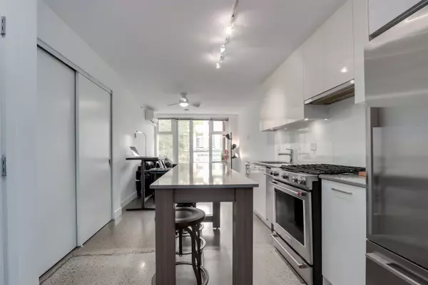 Vancouver, BC V6A 0G3,231 E Pender ST #204