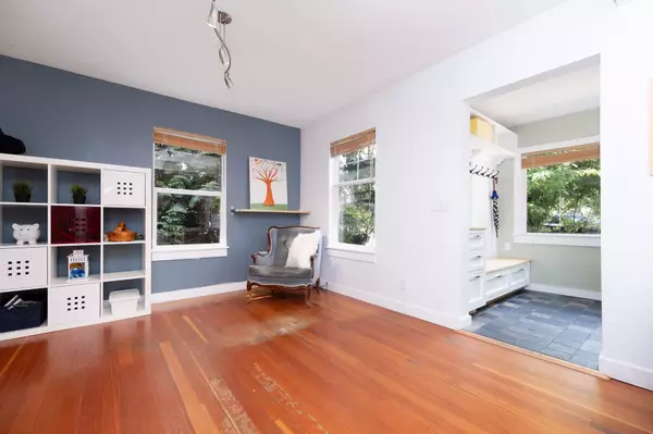 North Vancouver, BC V7R 1A1,1075 Gladwin DR