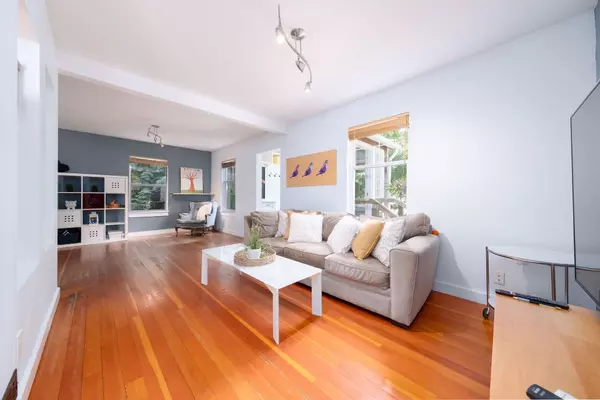 North Vancouver, BC V7R 1A1,1075 Gladwin DR