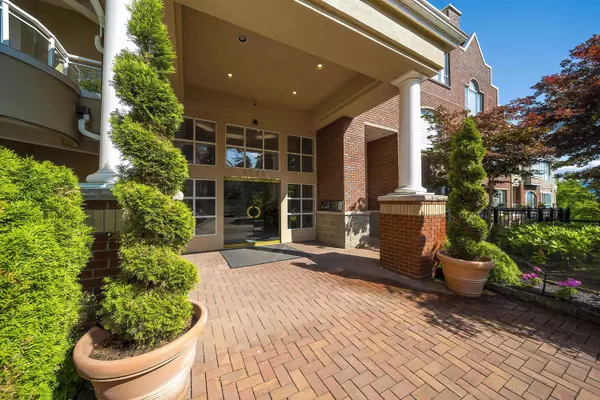 Burnaby, BC V5H 4R7,5262 Oakmount CRES #502