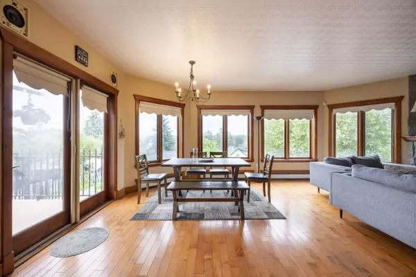 New Westminster, BC V3M 4T1,607 Eighteenth ST