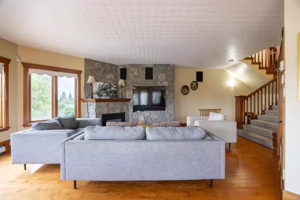 New Westminster, BC V3M 4T1,607 Eighteenth ST