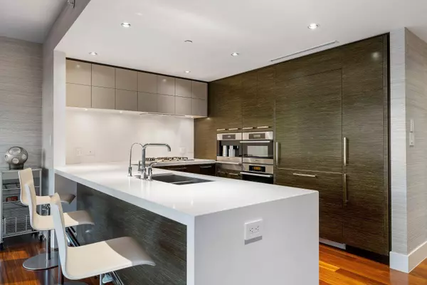 Vancouver, BC V6C 0B5,667 Howe ST #4104