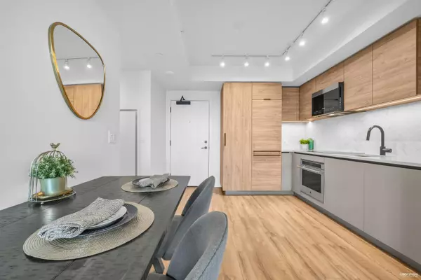 Surrey, BC V3T 0S7,10448 University DR #911