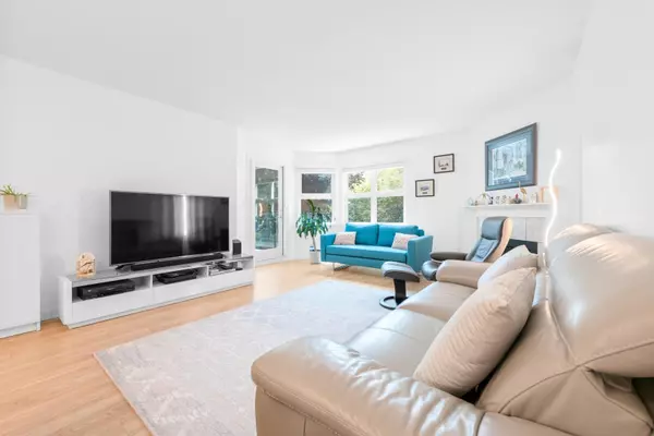 White Rock, BC V4B 4B8,1273 Merklin ST #308