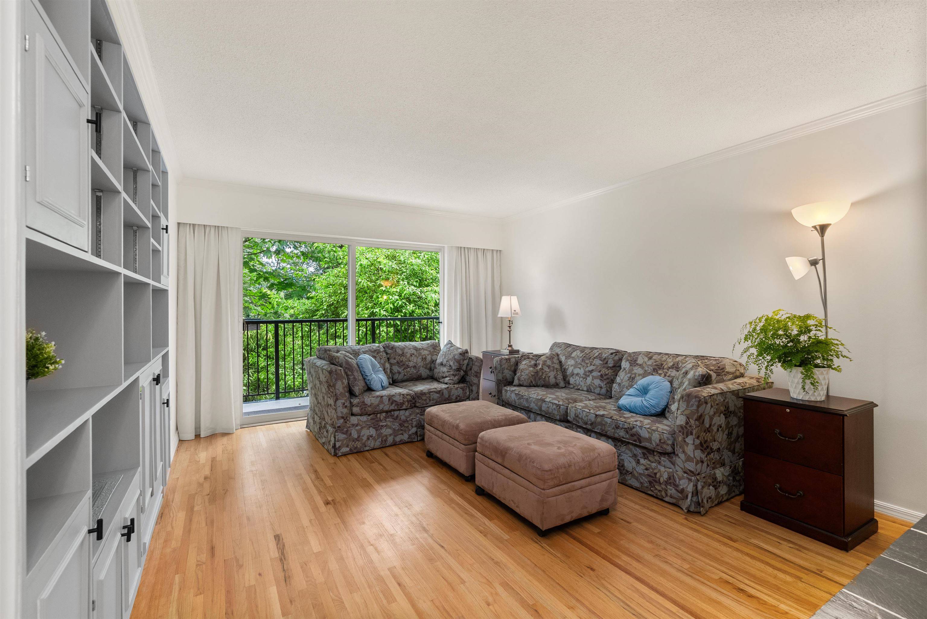 North Vancouver, BC V7L 1K3,955 E 4th ST