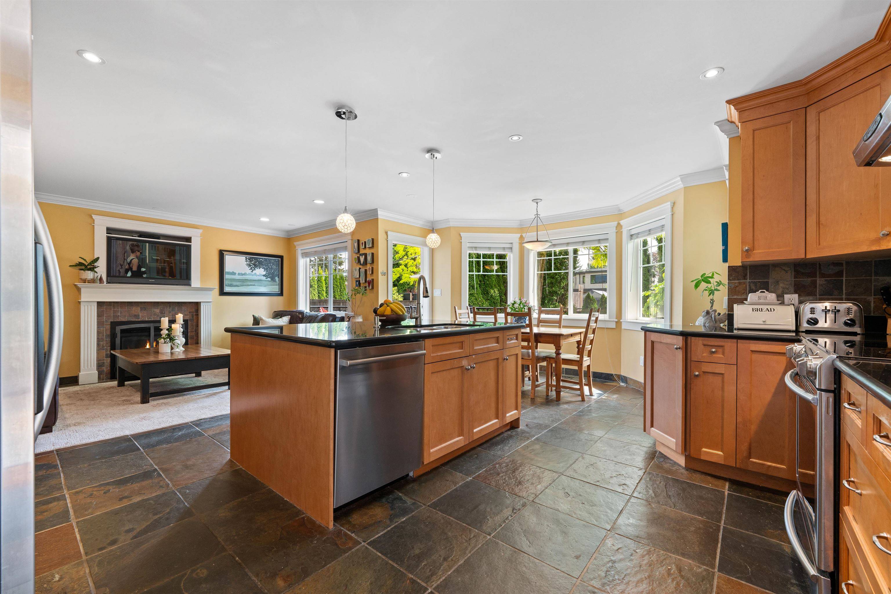 North Vancouver, BC V7L 2G2,749 E 10th ST