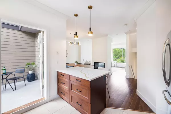North Vancouver, BC V7J 2G7,897 Premier ST #10