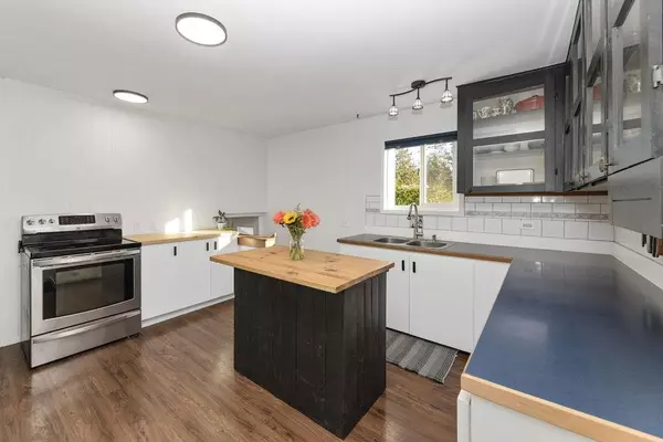 Gibsons, BC V0N 1V9,732 Hillcrest RD