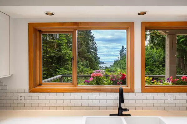 Bowen Island, BC V0N 1G2,733 Windjammer RD