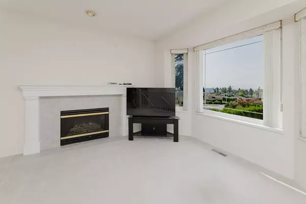 Gibsons, BC V0N 1V9,832 Aurora WAY