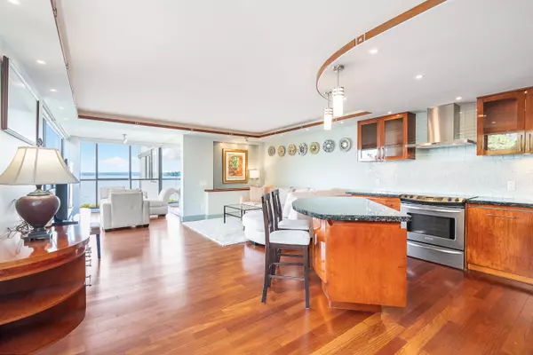 West Vancouver, BC V7V 1A4,2108 Argyle AVE #103